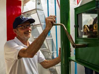 �Prima del 1987 la lanterna era alimentata a gas: almeno una volta l'anno si doveva portare su una bombola di acetilene del peso di 60 chili�, aggiunge Gaetano, mentre eccezionalmente accende per noi il faro in anticipo azionando con una leva il meccanismo